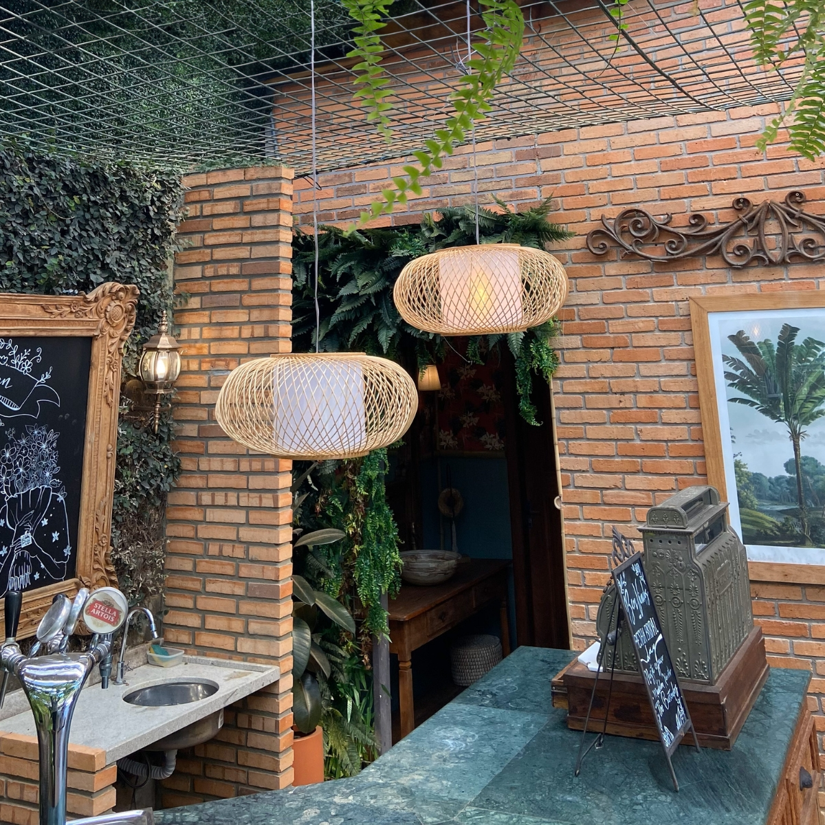 Dois Lustres de Palha em composição decorativa